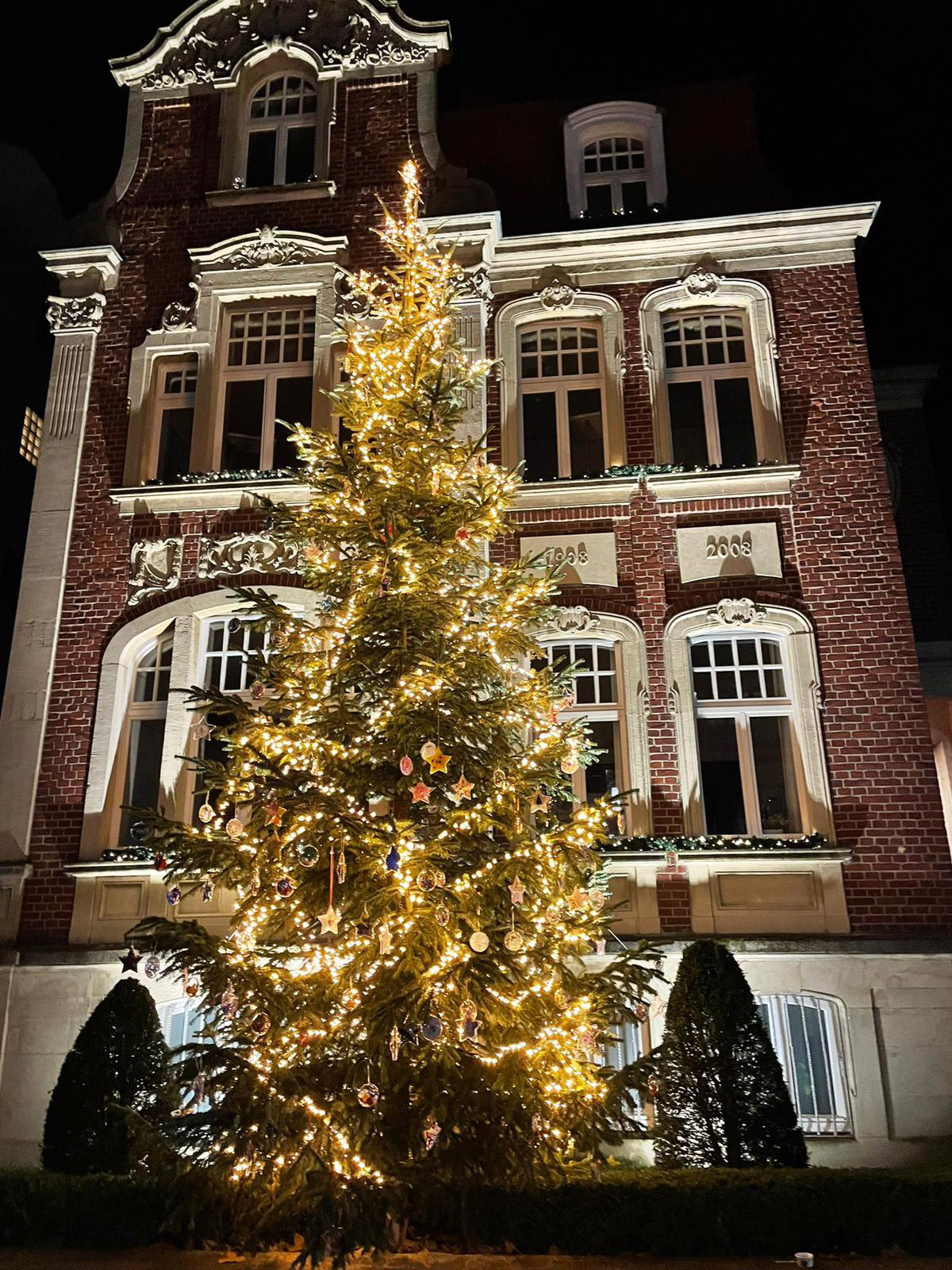 Großer beleuchteter Weihnachtsbaume auf der Marktallee in Hiltrup